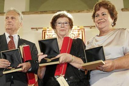 Lina Bufí, en el centro de la foto, cuando recibió la Medalla de Oro de Ibiza (Ayuntamiento Ibiza)