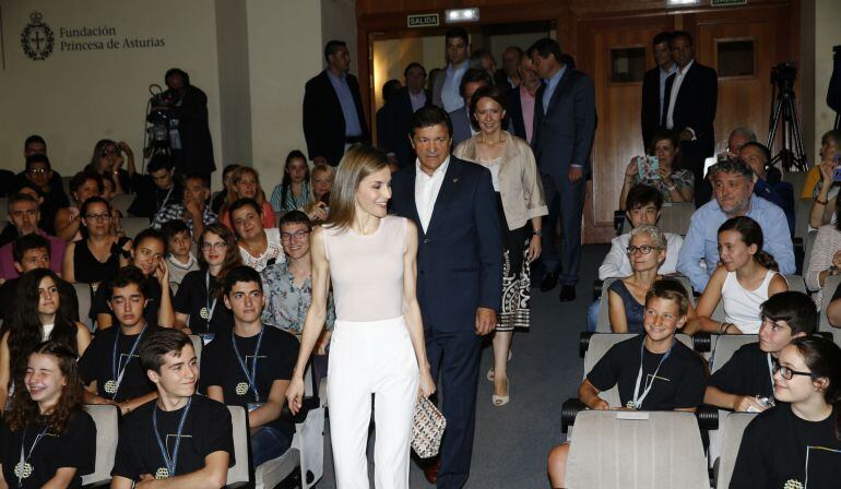 La Reina hace su entrada en el auditorio del Conservatorio de Asturias 