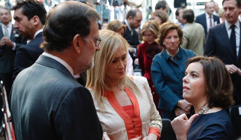 El presidente y la vicepresidanta del Gobeirno en funciones, Mariano Rajoy y Soraya Sáenz de Santamaría, conversan con la presidenta regional, Cristina Cifuentes