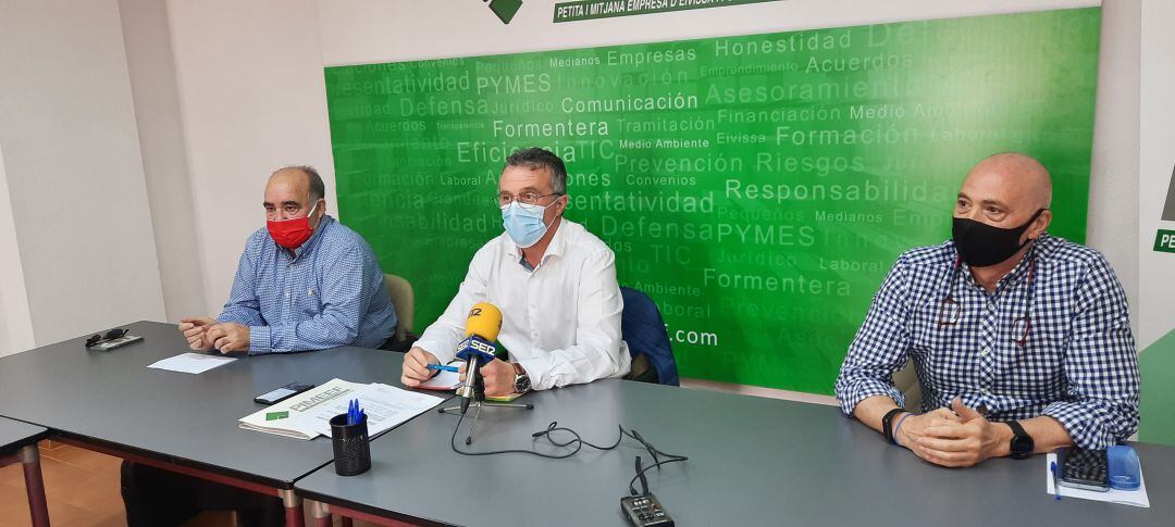 El presidente de Pimeef junto con los líderes sindicales