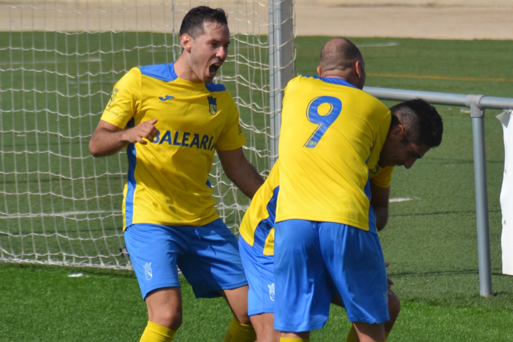 Los dianenses celebrando el gol de Fede.