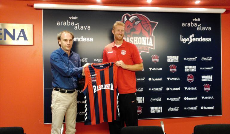 El alero Chase Budinger posa en su presentación con Félix Fernández, director deportivo del Baskonia.