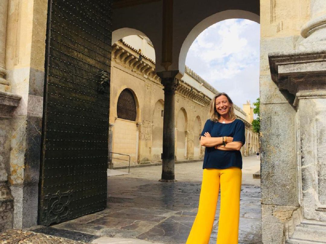 La primera teniente de alcalde del Ayuntamiento de Córdoba, Isabel Albás (Cs) posa frente a uno de los accesos al conjunto monumental Mezquita-Catedral