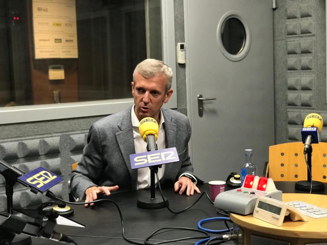 El vicepresidente de la Xunta en los estudios de Radio Vigo