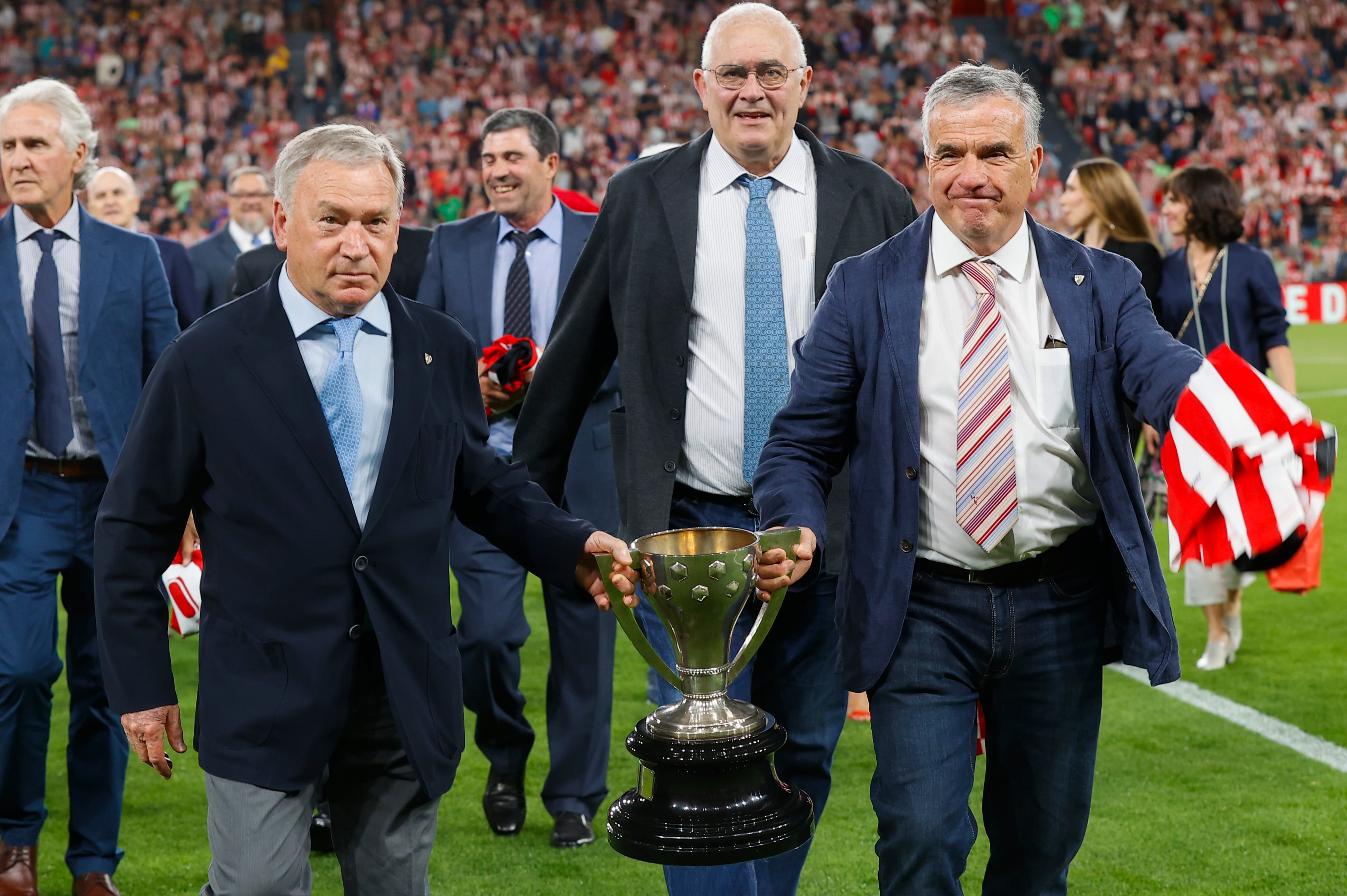 Homenaje al Athletic campeón 82/83 antes del partido de la jornada 33 de LaLiga entre el Athletic Club y el Real Betis que disputan hoy jueves en el estadio de San Mamés, en Bilbao. EFE/Miguel Toña