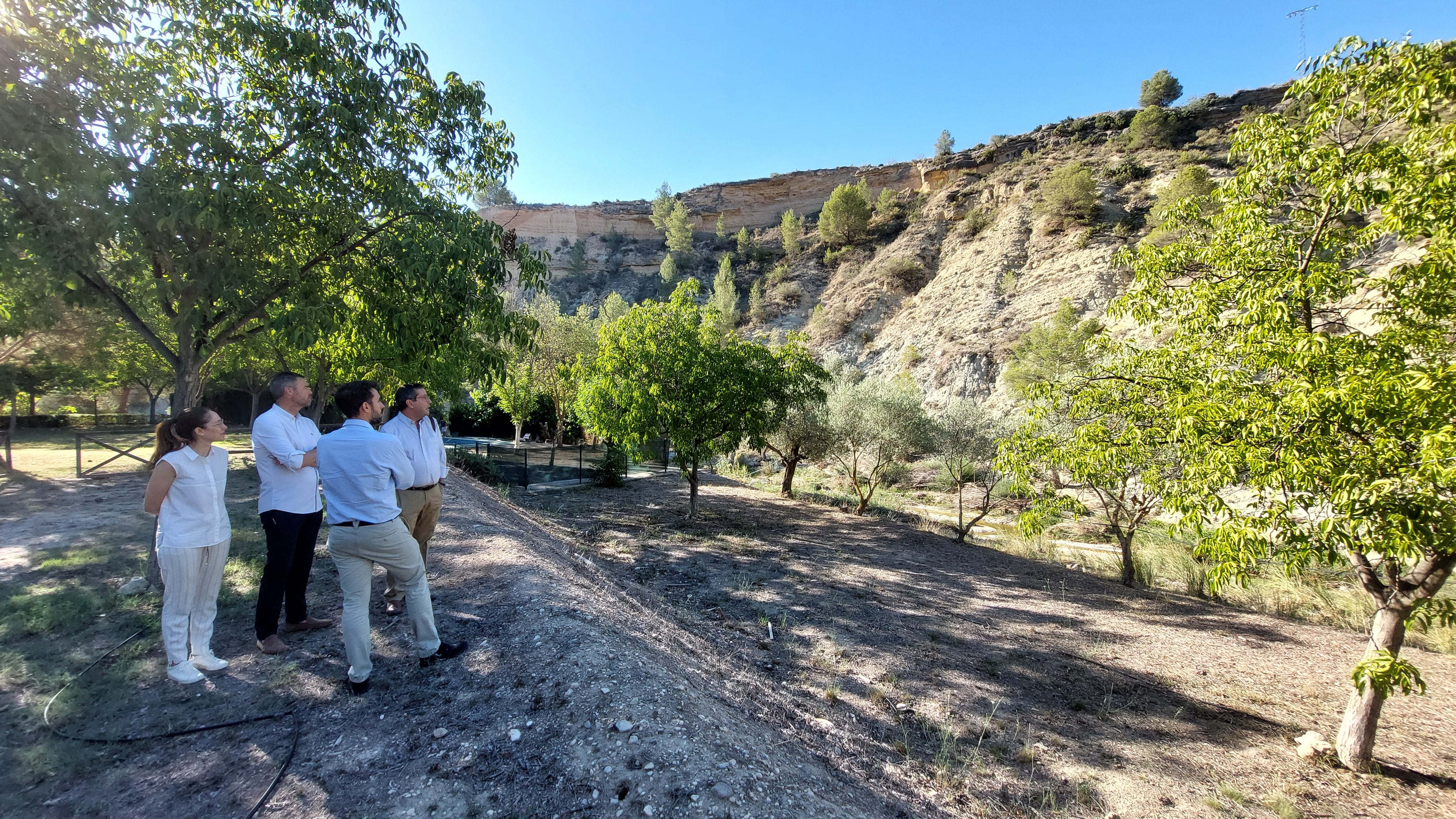 Durante la visita del director general de Patrimonio Cultural, José Francisco Lajara el alcalde y el alcalde de Caravaca, José Francisco García, al yacimiento  Paleontológico del Río Argos