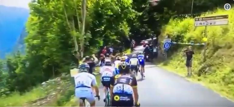 Momento en el que un ciclista sobrevuela el pelotón. 