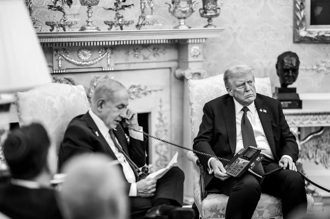 Trump y Netanyahu, durante la llamada telefónica con Qatar, en el Despacho Oval.