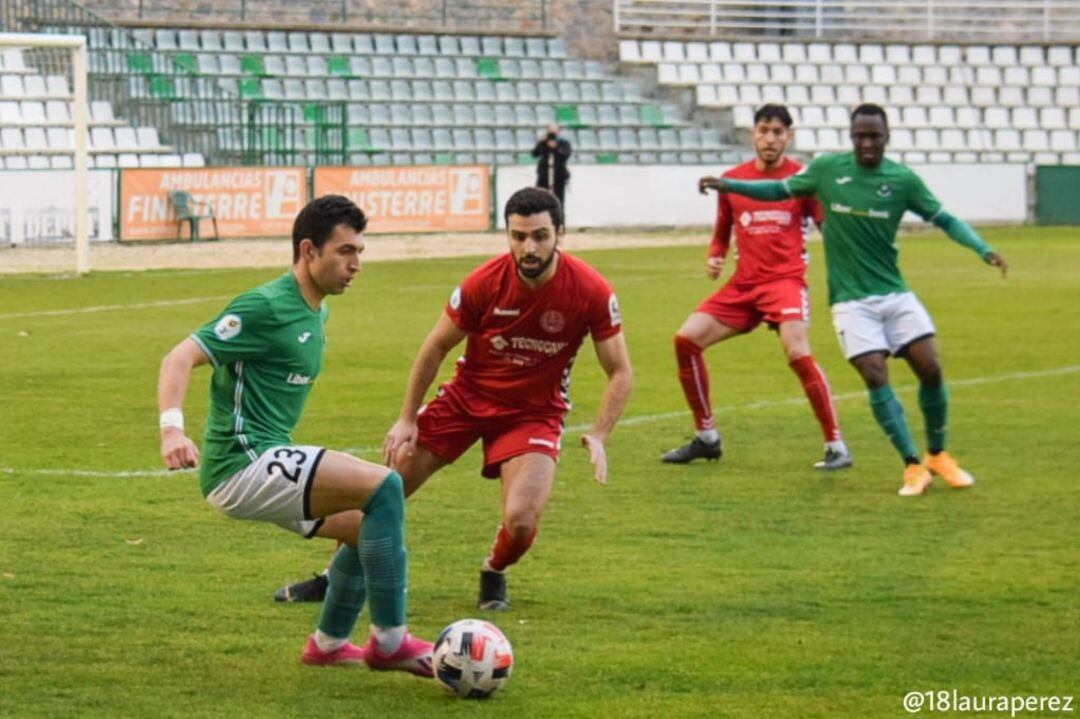 Jugadores del Marchamalo (de rojo) en su última visita al Salto del Caballo 