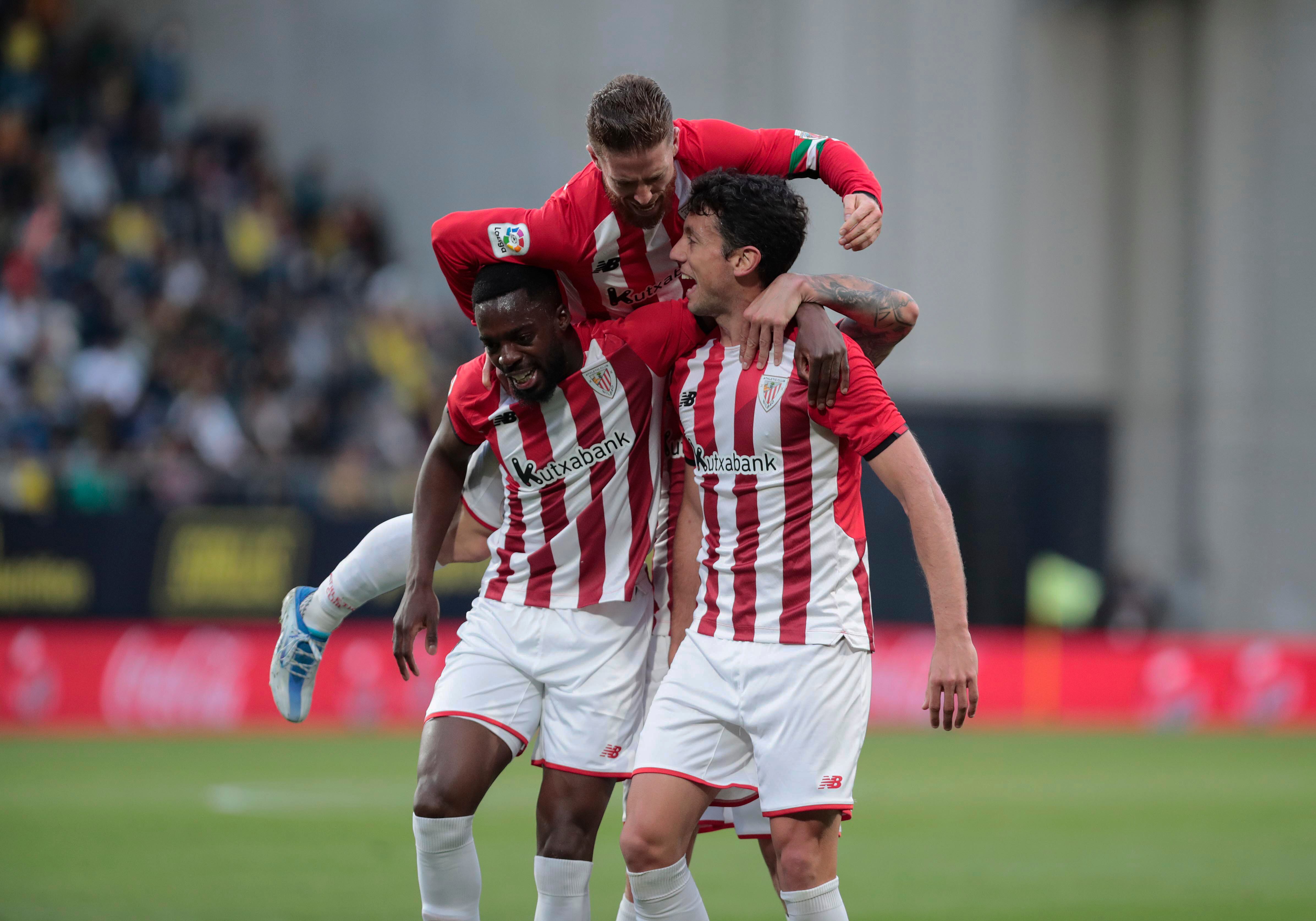 El centrocampista del Athletic Mikel Vesga celebra con Iñaki Williams e Iker Muniain tras marcar el tercer gol ante el Cádiz