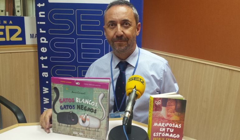 José Manuel Contreras, director de Rincón Literario, con las dos obras destacadas