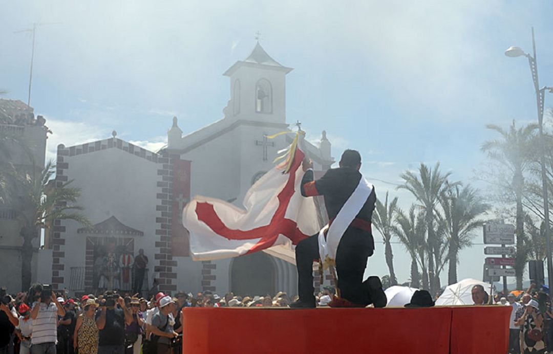 El domingo de &quot;la octava&quot; finalizan los actos religiosos con la &quot;Procesión de la Octava&quot; en la que los capitanes vuelven a realizar el rodaje de la bandera y las salvas en los lugares de costumbre