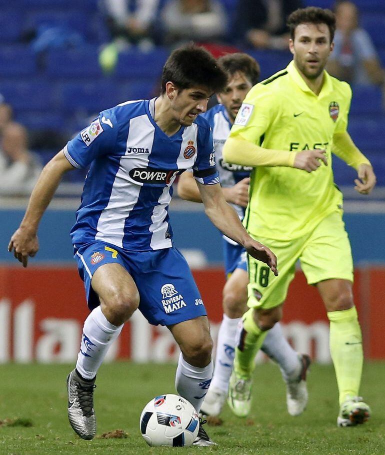  El delantero del Espanyol Gerard Moreno (i) intenta rematar ante la oposición de Víctor Casadesús, del Levante (d), durante el partido de vuelta de dieciseisavos de final de la Copa del Rey, jugado esta noche en el Power 8 Stadium de Cornellá- El Prat. EFE-Andreu Dalmau