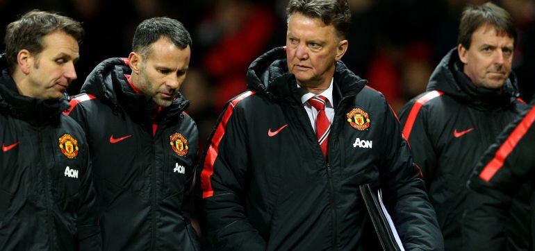 El entrenador holandés del United, con su cuerpo técnico.