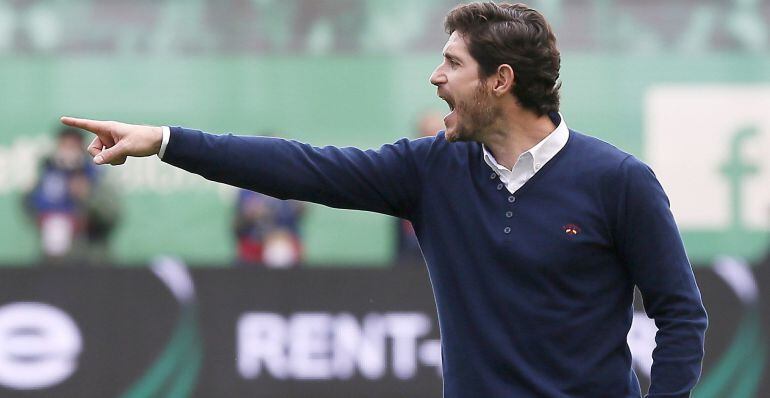 El entrenador del Real Betis, Víctor Sánchez, da instrucciones a sus jugadores durante un partido