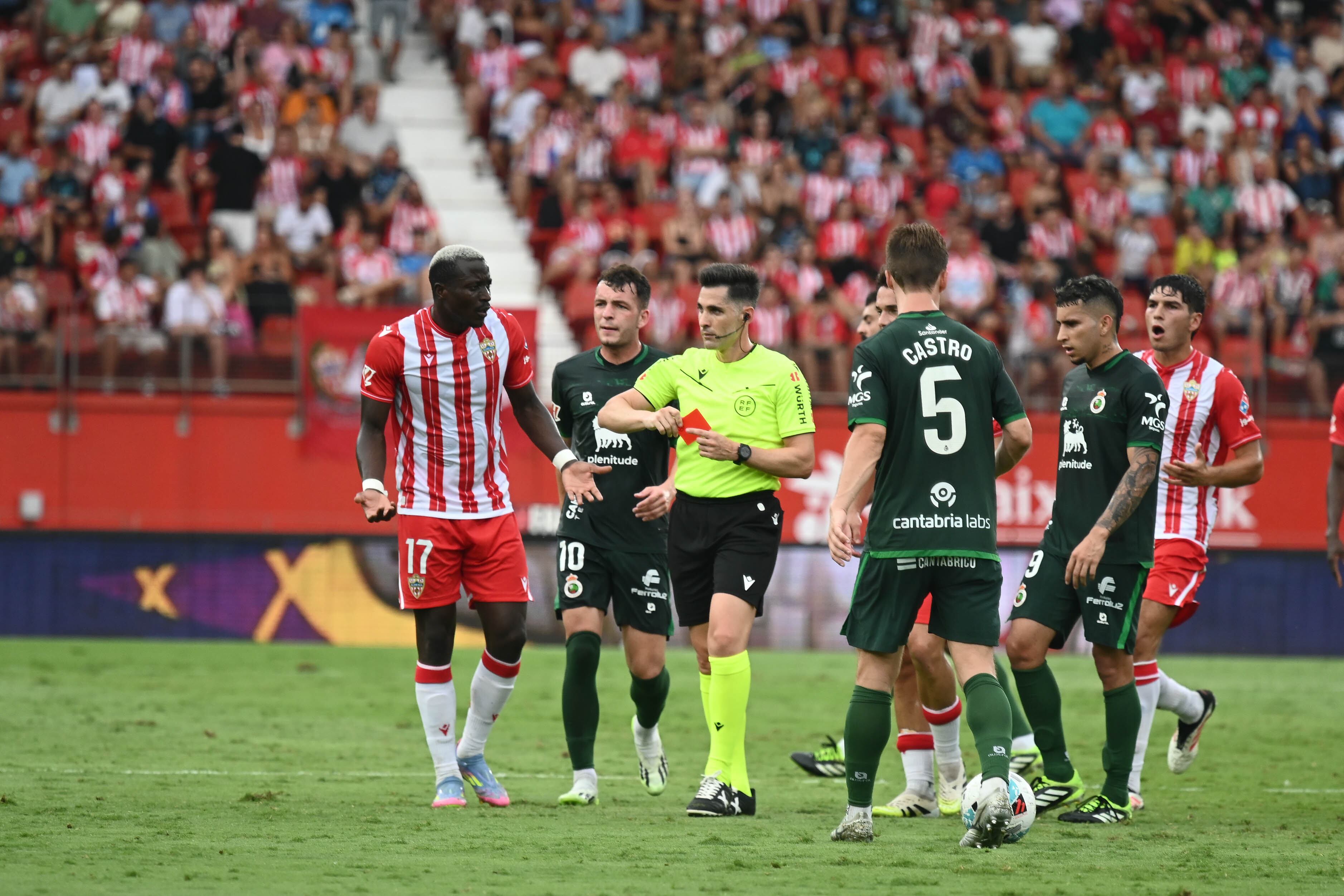 Un grave error de Lioy echaba por tierra el mejor partido del Almería.