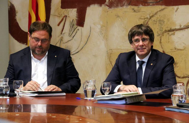 El vicepresident del Govern y conseller d&#039;Economia, Oriol Junqueras, junto al president de la Generalitat, Carles Puigdemont.