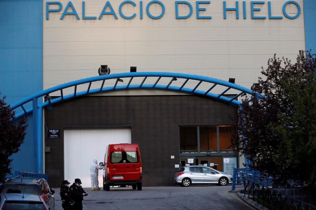 Vista de la entrada al Palacio de Hielo, en Madrid, al que la UME ha trasladado ya casi un centenar de fallecidos. 