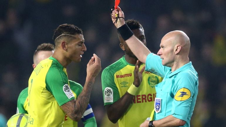 Tony Chapron muestra la tarjeta roja al jugador brasileño del Nantes Diego Carlos.