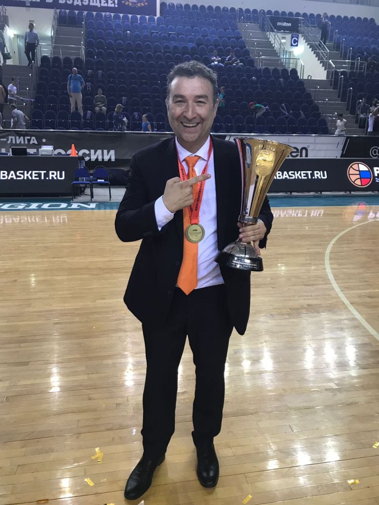 Miguel Méndez posando con el trofeo de Liga en la cancha del Kursk