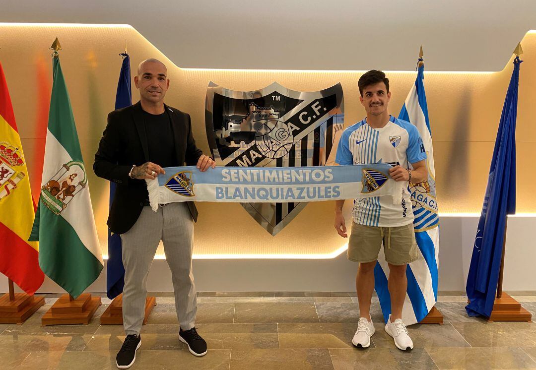 Matos posa con Manolo Gaspar tras firmar por el Málaga