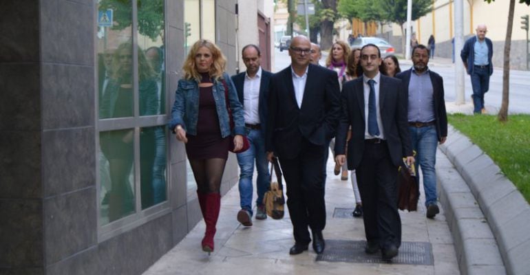 El secretaio del PSOE local, Manuel Fernández, acude a los juzgados acompañado de algunos concejales.