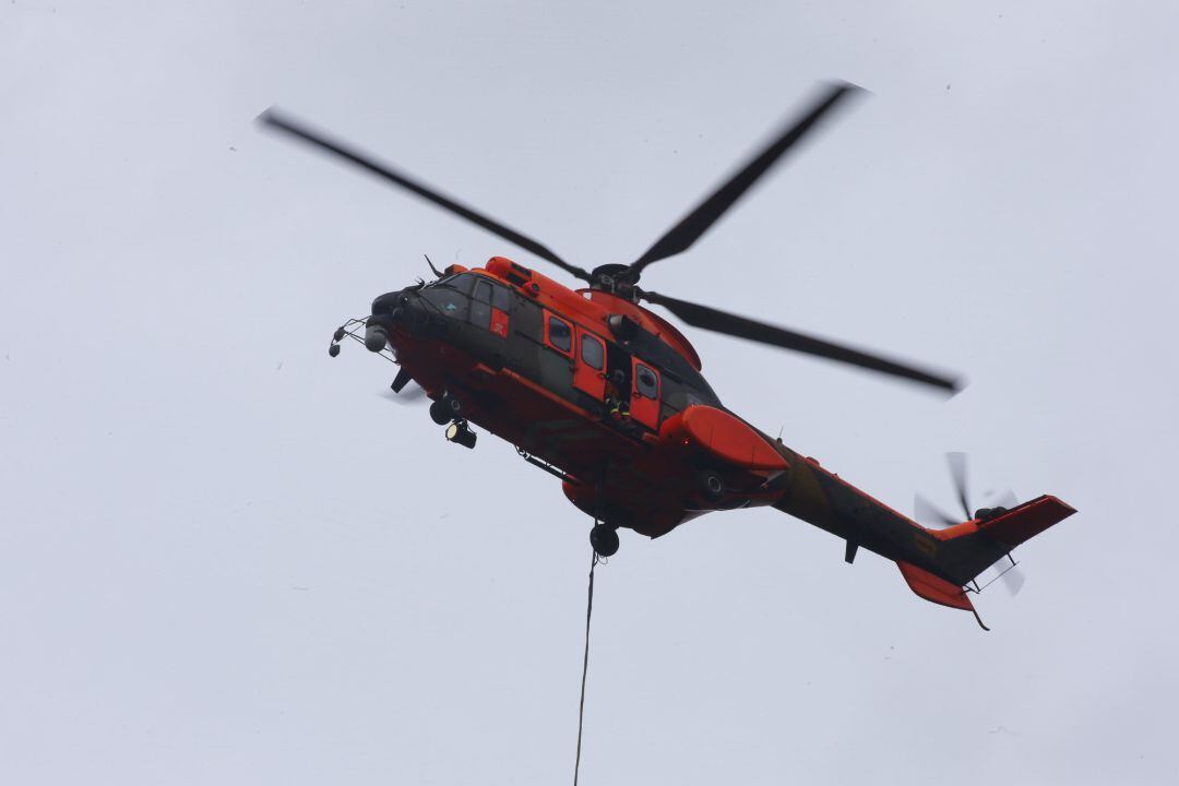 Uno de los helicópteros que ha participado en la extinción del incendio de Salas, el más dañino por la extensión quemada.