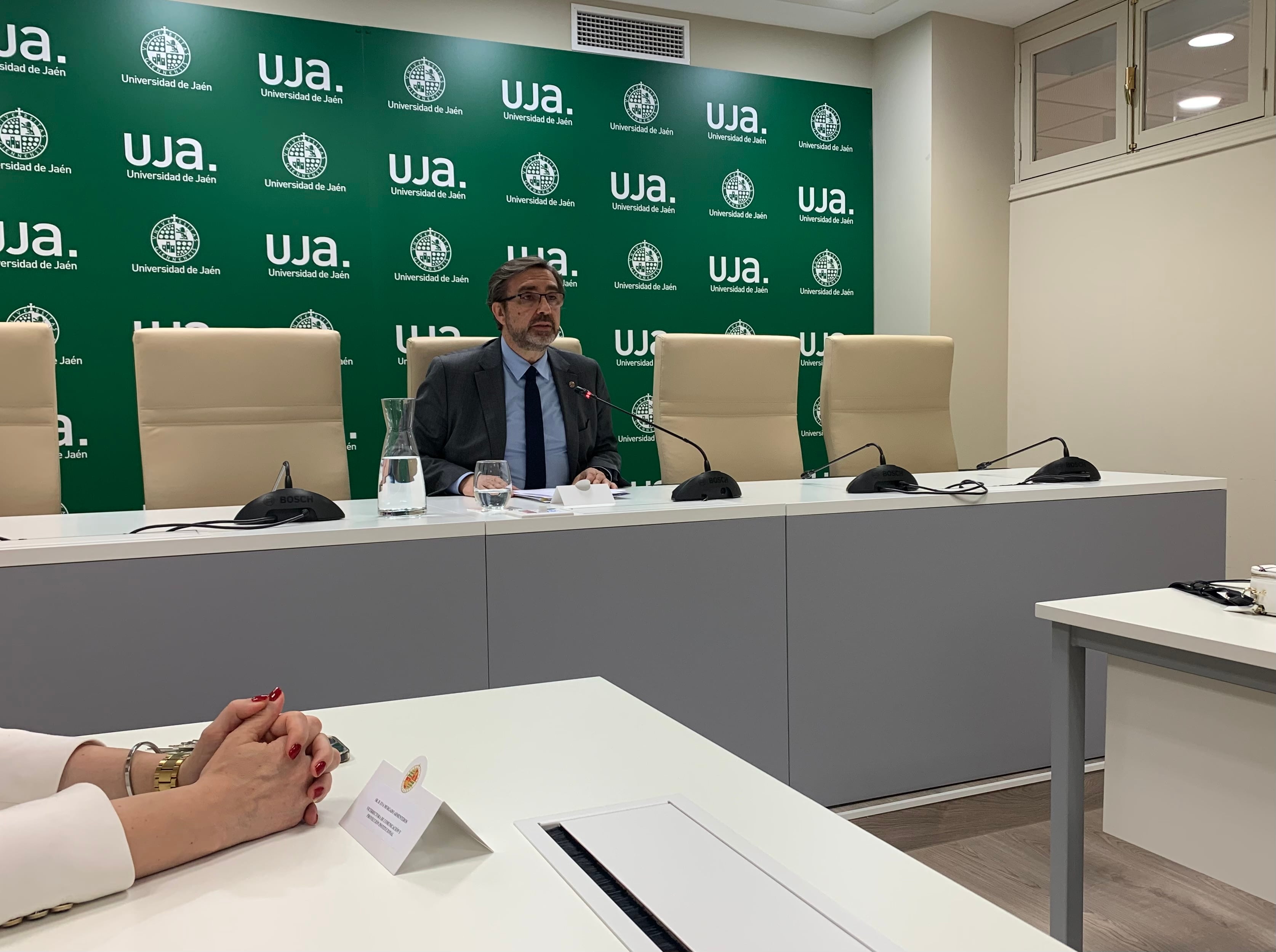 El rector de la Universidad de Jaén, Juan Gómez, durante la rueda de prensa ofrecida esta tarde.