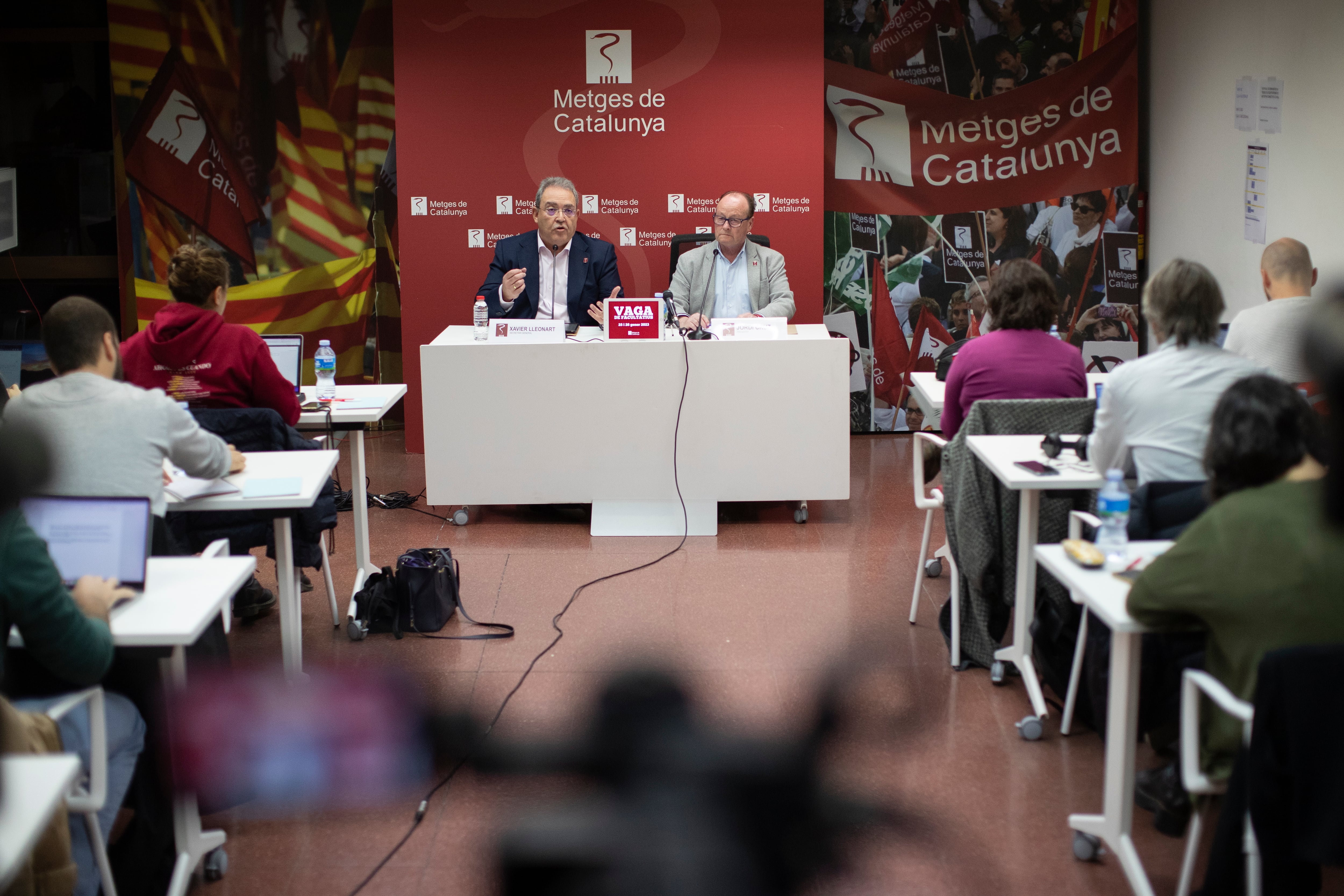 GRAFCAT3700. BARCELONA (ESPAÑA), 28/11/2022.- El presidente, Jordi Cruz (d) y el secretario general, Xavier Lleonart (i) del sindicato Metges de Catalunya, el mayoritario entre los facultativos catalanes, durante la rueda de prensa ofrecida este lunes en la que han anunciado la convocatoria de una huelga de facultativos para el 25 y 26 del próximo mes de enero
