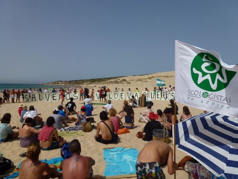 Protesta ecologistas en la Playa de Valdevaqueros