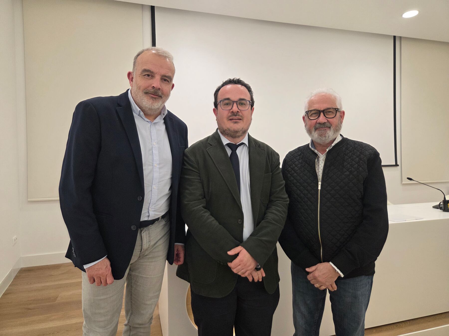 Pedro J. Martínez Plaza, entre los concejales Jordi Martínez e Ignacio Trelis