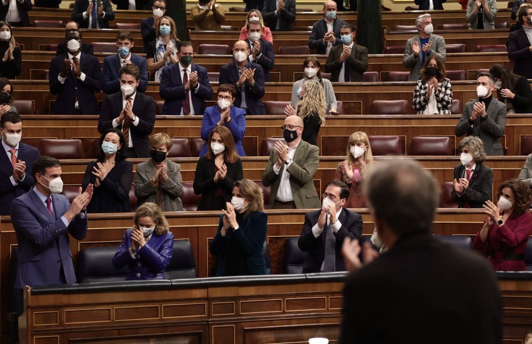 El presidente del Gobierno, Pedro Sánchez, es aplaudido tras su intervención en una sesión plenaria en el Congreso de los Diputados, a 28 de diciembre de 2021, en Madrid.