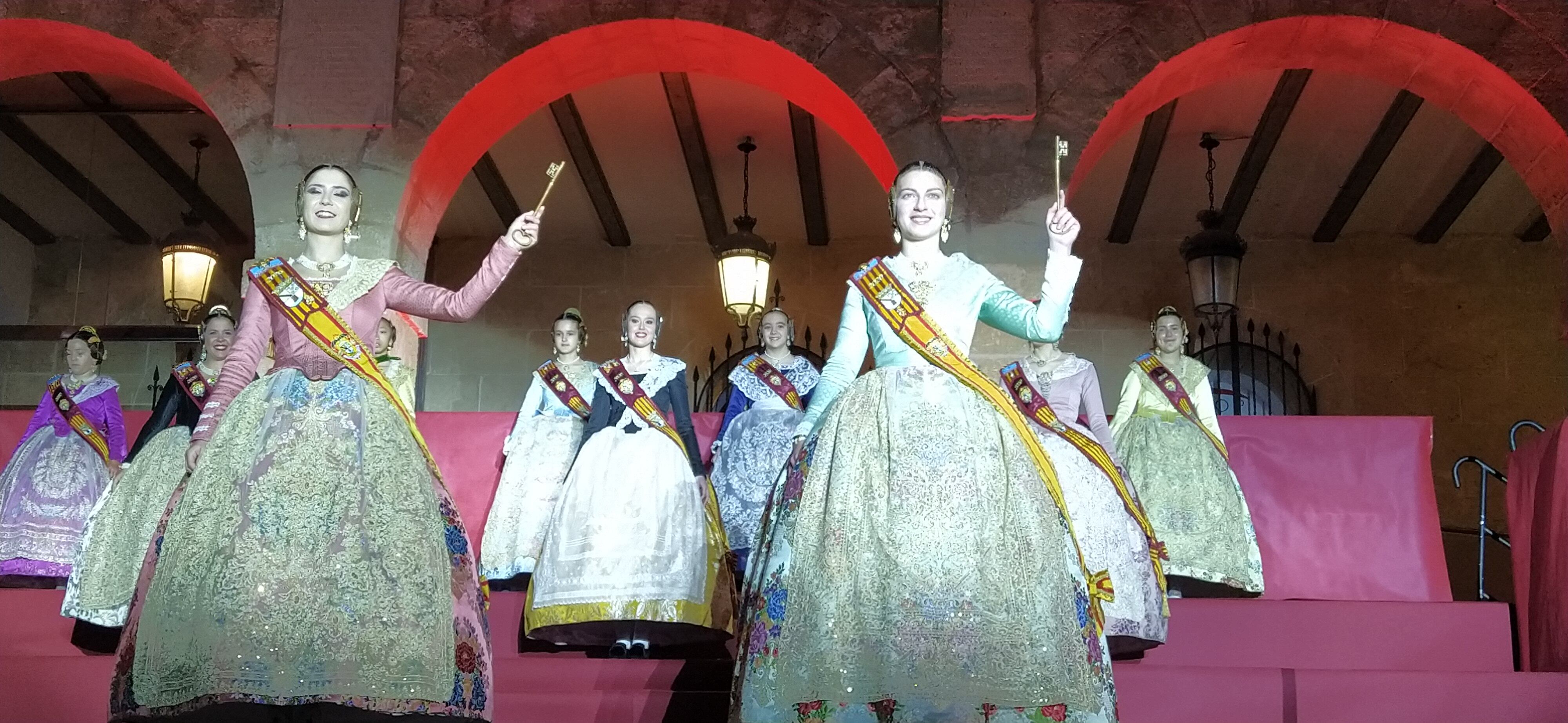 Las Falleras Mayores de Dénia con las llaves de la ciudad.