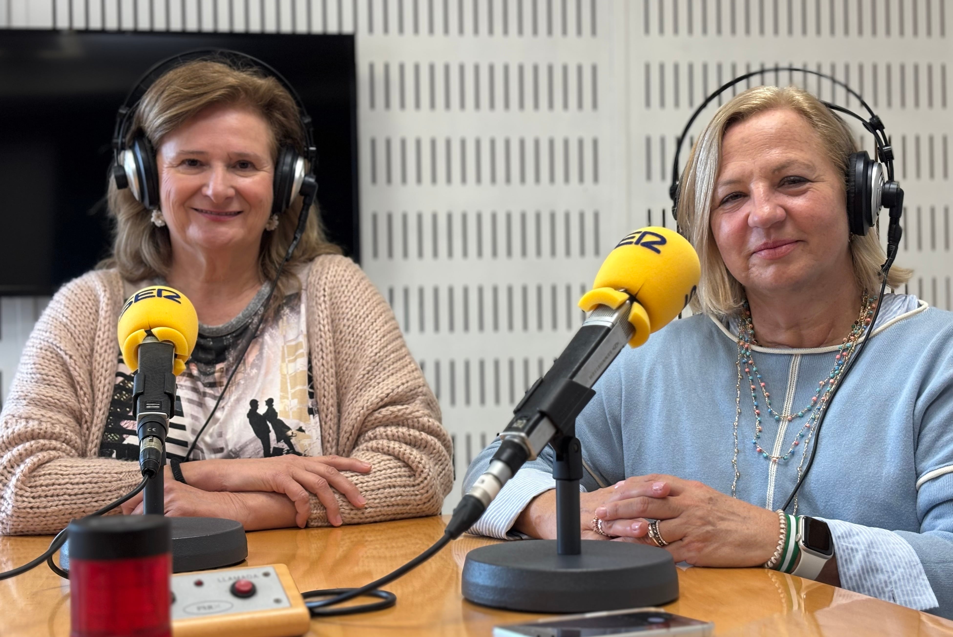 La directora de UNED Cádiz, Monserrat Navarro (a la izquierda de la imagen) y la responsable de comunicación y relaciones institucionales, Carmen Romeu.
