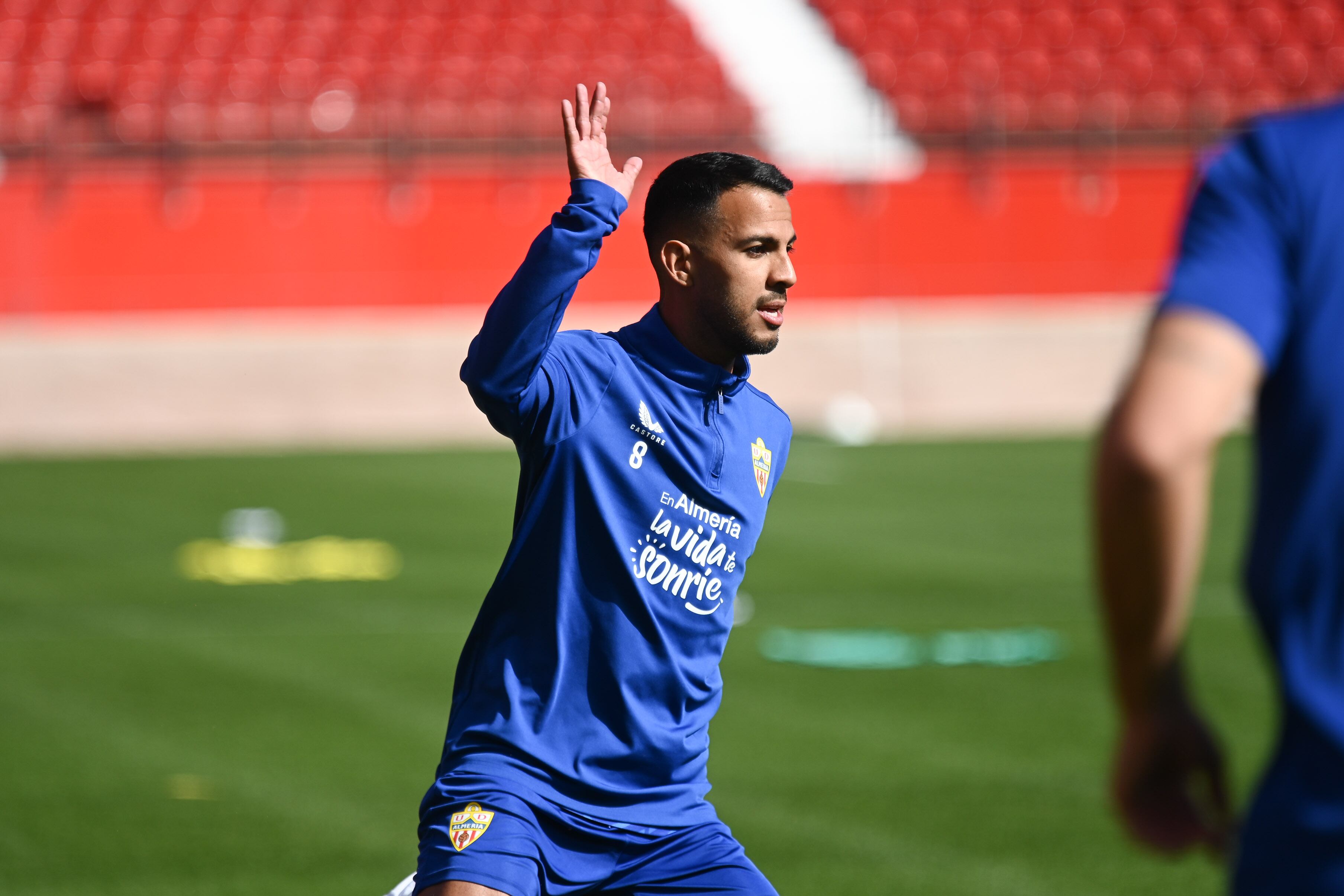 Jonathan Viera está feliz en Almería junto a la familia y ve más cerca seguir en Segunda División.