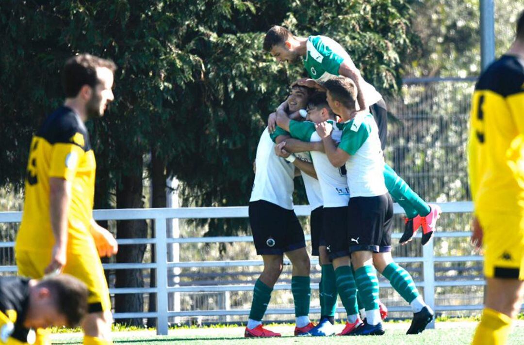 Jugadores del Rayo Cantabria celebran un gol contra el Bezana