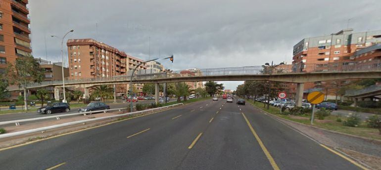Una de las cinco pasarelas de la avenida del Cid de Valencia
