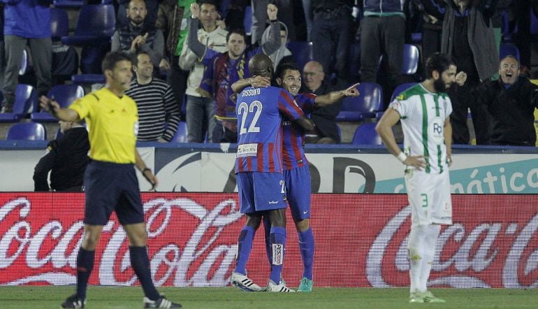 GRA483. VALENCIA, 28/04/2015.- Los jugadores del Levante, David Barral (2d) y el centrocampista de Mali, Mohamed Lamine Sissoko, celebran el primer gol del equipo levantinista, durante el encuentro correspondiente a la jornada 34 de primera división, que disputan esta noche frente al Córdoba en el estadio de Ciutat de Valencia. EFE/Manuel Bruque.