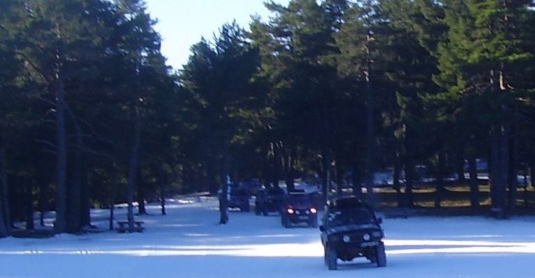 Imatge dels vehicles tot terreny pel mig de les pistes de Sant Joan de l&#039;Erm