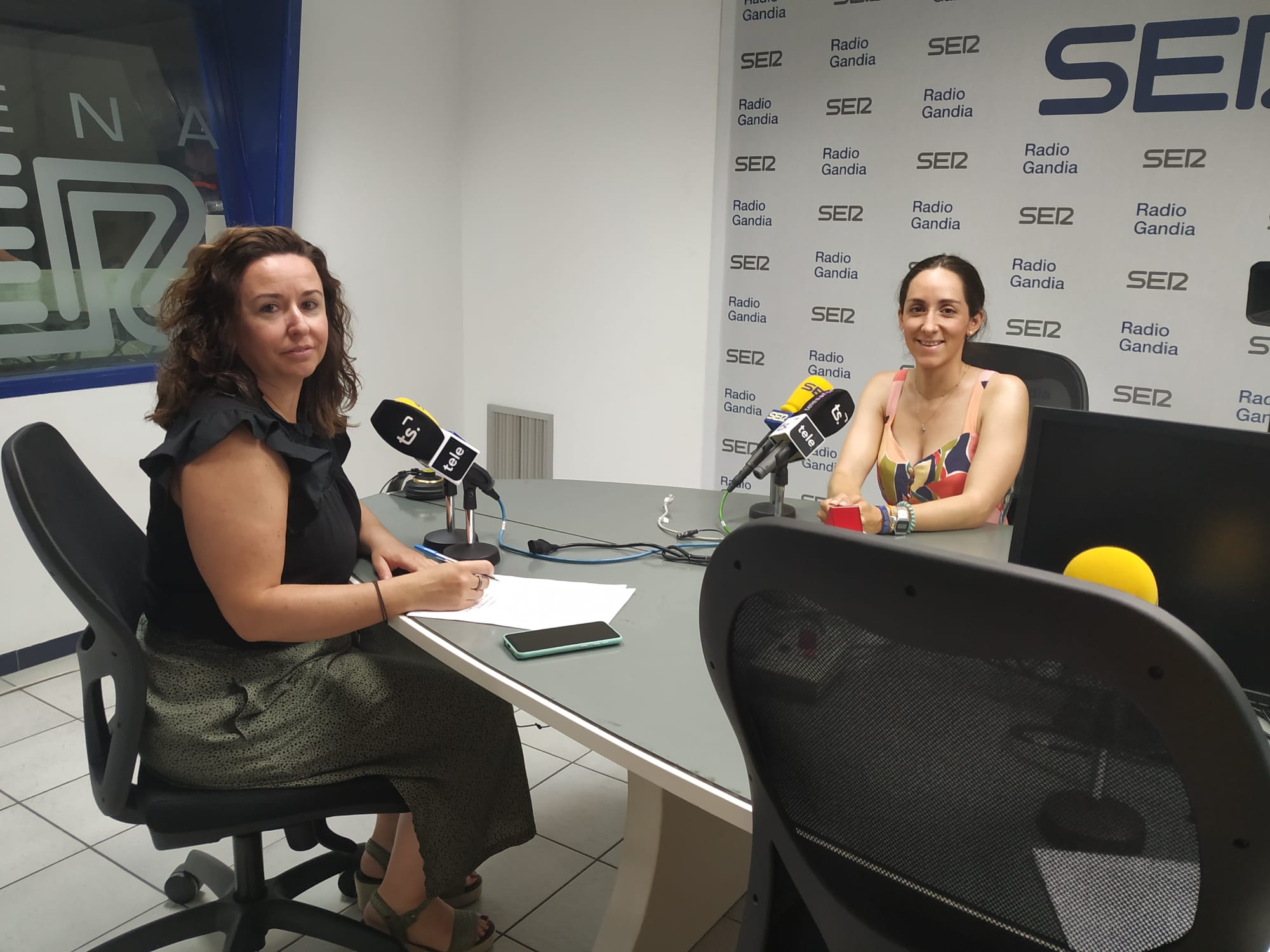 Alicia Pliego, jefa del distrito marítimo de Gandia en los estudios de Radio Gandia.