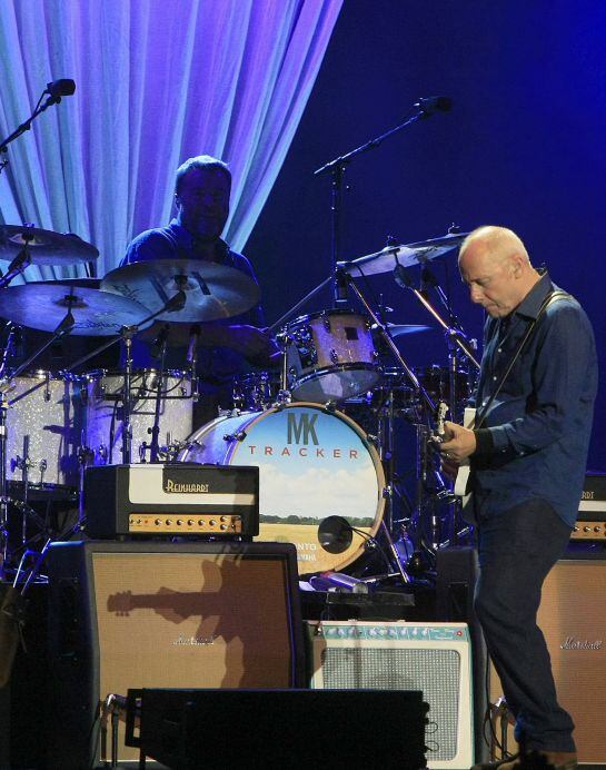 El cantante y guitarrista escocés Mark Knopfler (d), el que fuera líder de los Dire Straits, durante el concierto que ha ofrecido esta noche en el estadio olímpico de Sevilla, uno de los conciertos de su gira de verano por España. EFE/Jose Manuel Vidal