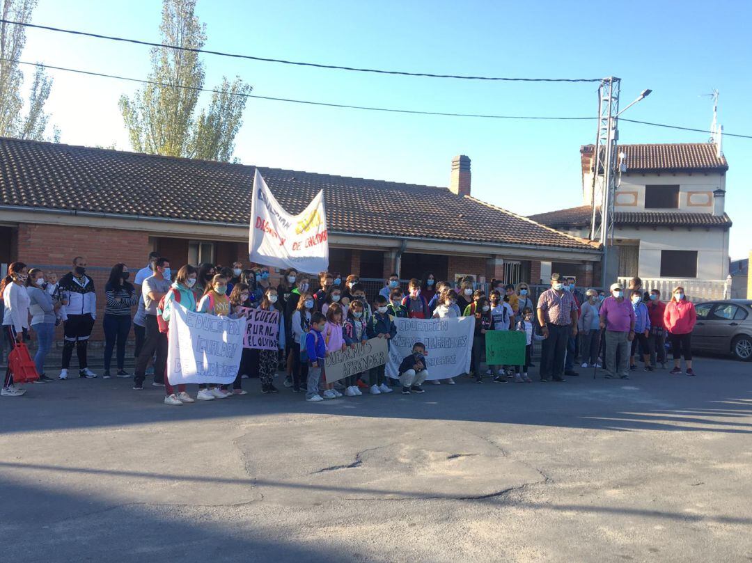 Padres y alumnos concentrados a las puertas del colegio de Gomezserracín