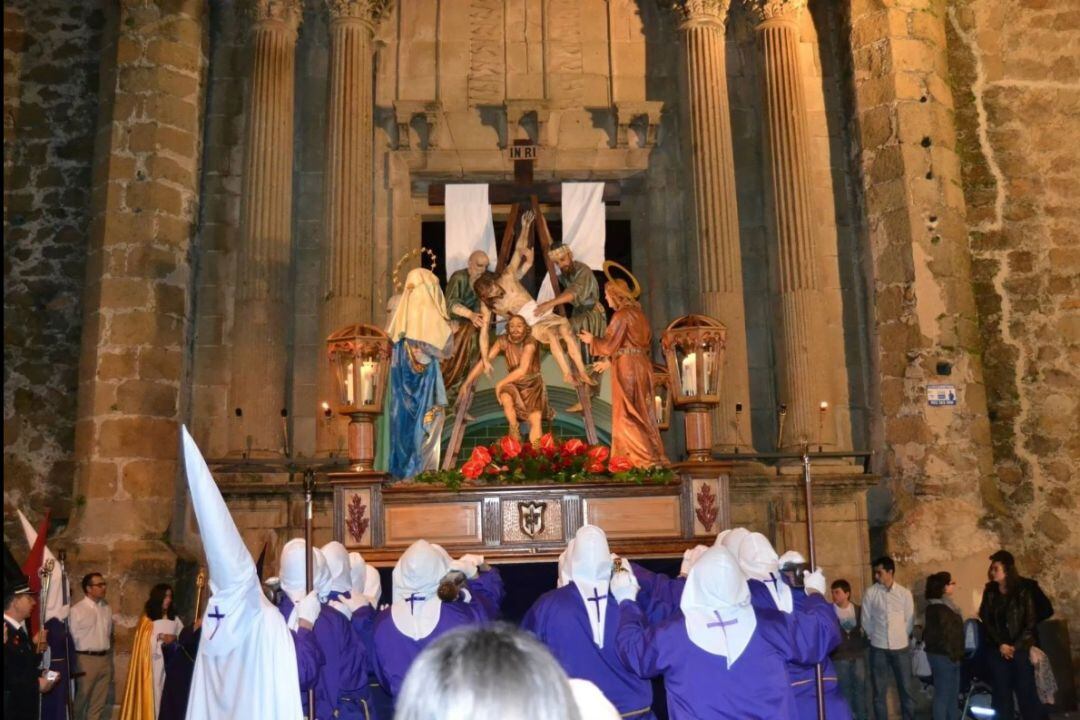 Entrada del paso del Descendimiento en el Templo Cofrade de Santo Domingo