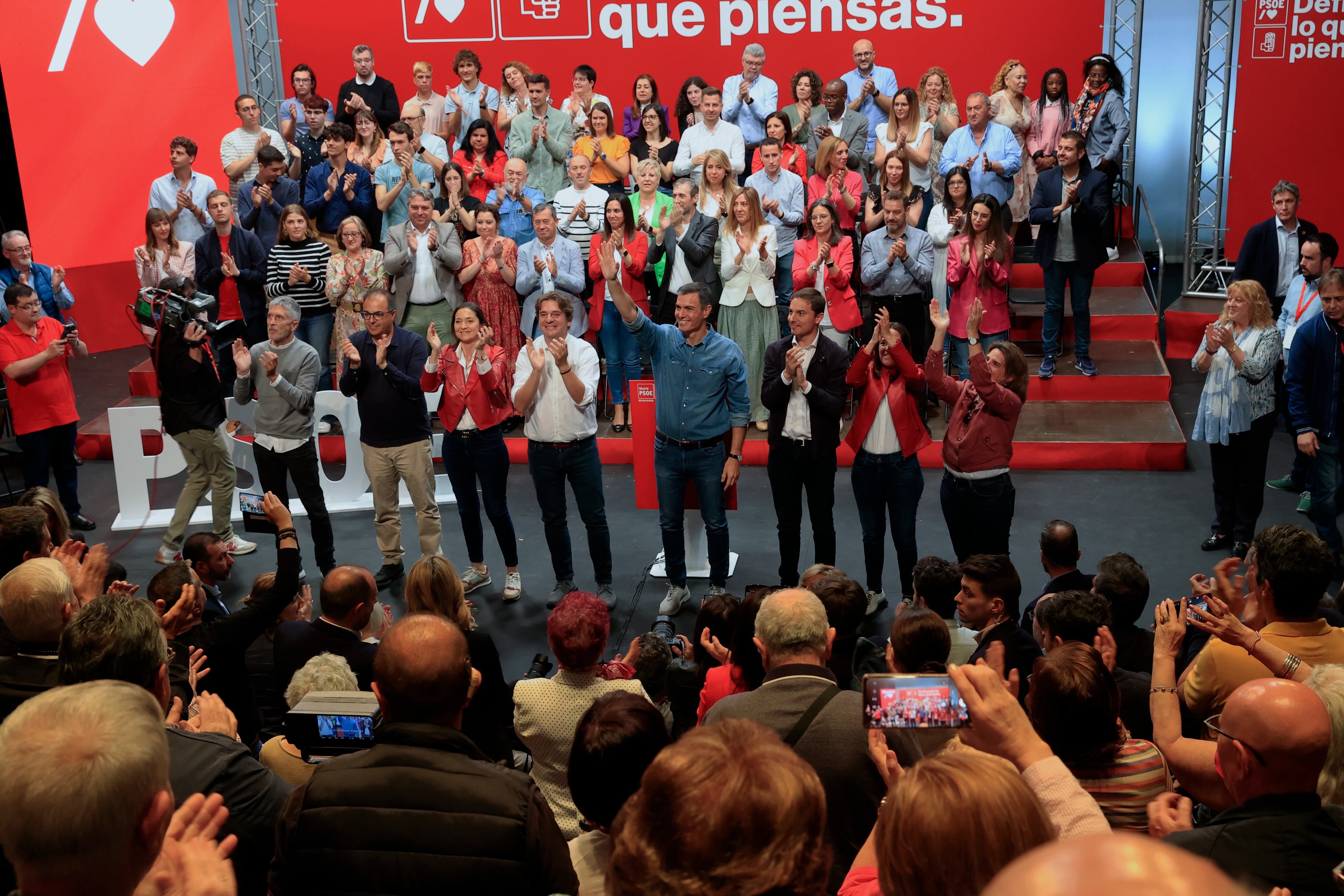 El secretario general del PSOE y presidente del Gobierno, Pedro Sánchez (4d), junto al secretario general de los socialistas madrileños y candidato a la presidencia de la Comunidad de Madrid, Juan Lobato (3d), el alcalde de Fuenlabrada, Francisco Javier Ayala (4i), la secretaria general del PSOE de Fuenlabrada, Mónica Sebastián (2d), la candidata del PSOE a la Alcaldía de Madrid, Reyes Maroto (3i), el ministro del Interior, Fernando Grande-Marlaska (i), durante el acto del PSOE celebrado este domingo en Fuenlabrada (Madrid). EFE/Zipi