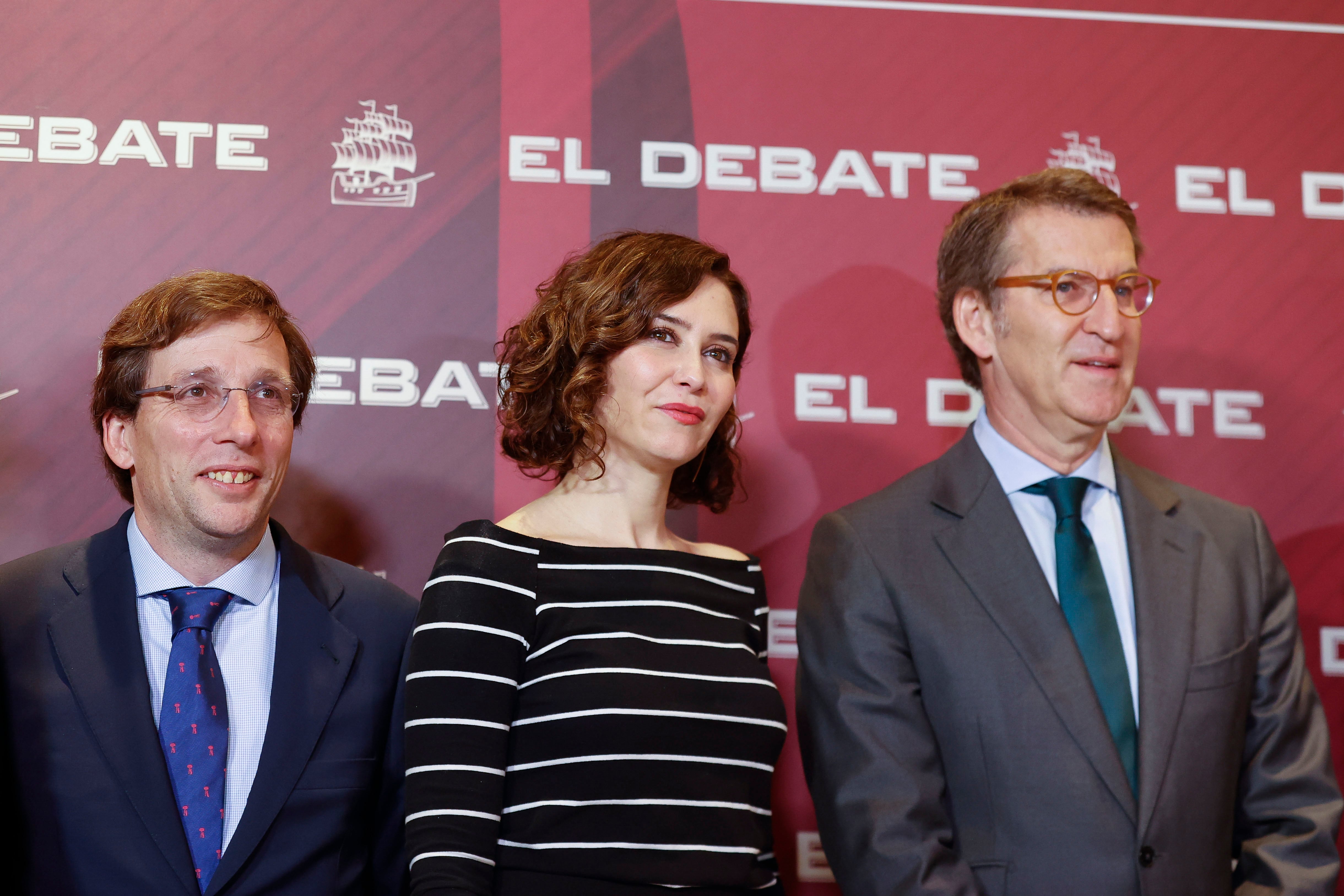 El presidente del Partido Popular, Alberto Núñez Feijóo, acompañado por la presidenta de la Comunidad de Madrid, Isabel Díaz Ayuso, y el alcalde de Madrid, José Luis Martínez-Almeida.