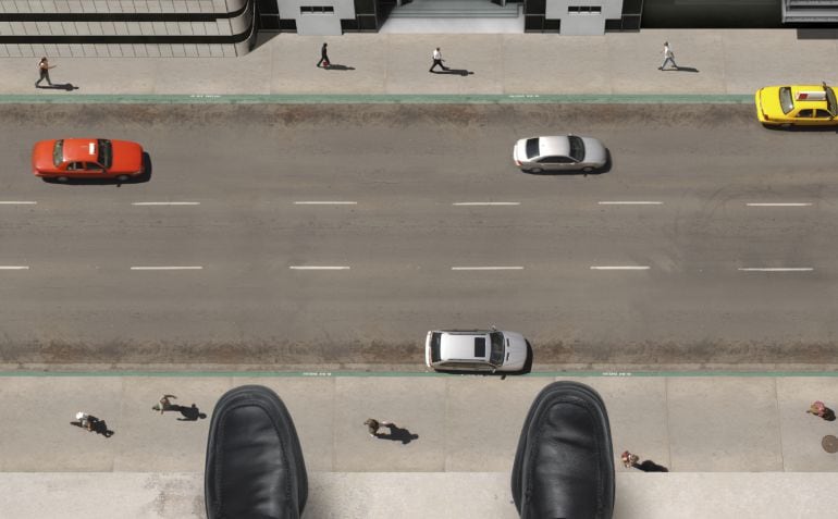 Imagen de recurso de un hombre sobre el tejado de un edificio / GETTY IMAGES