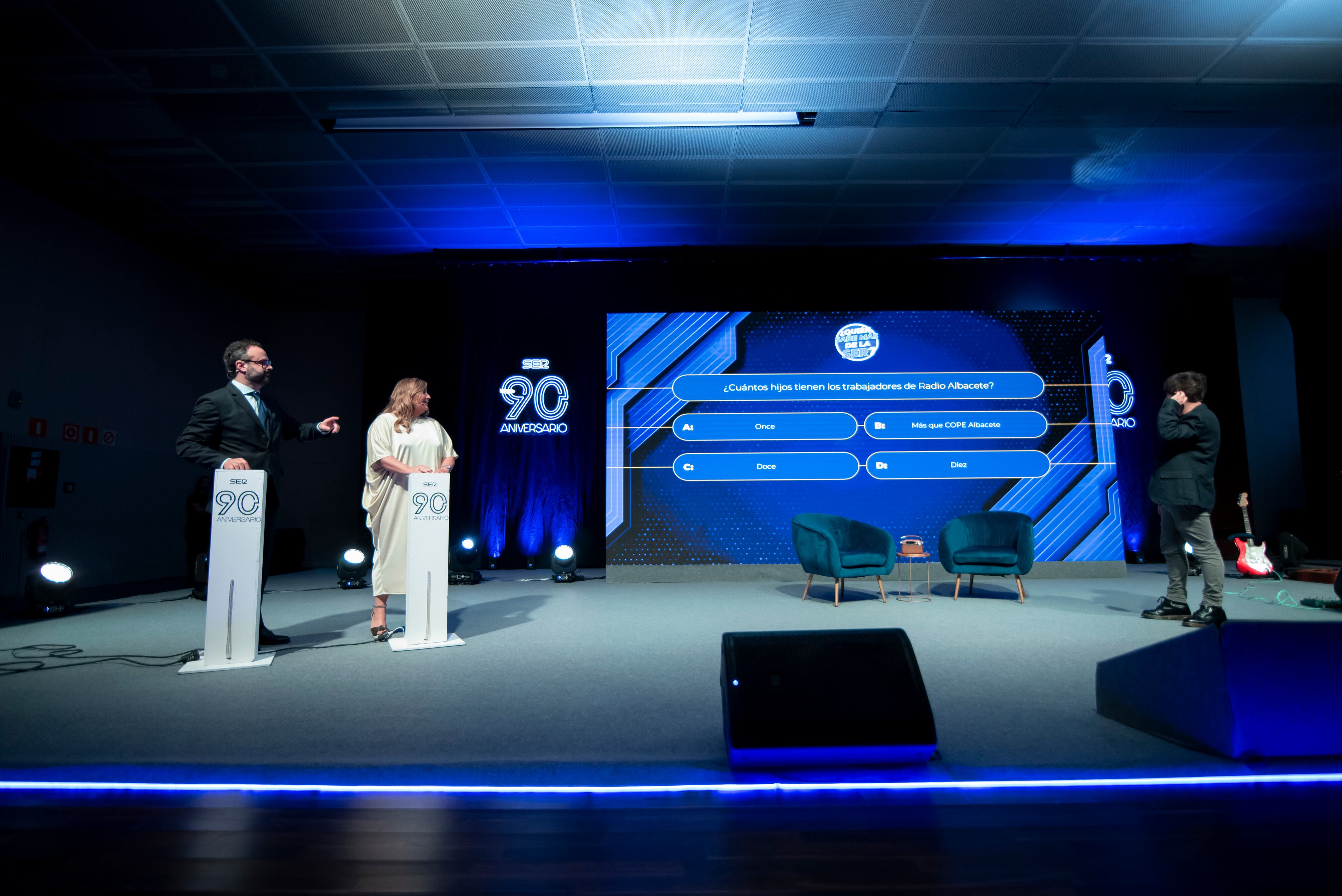 Concurso de Radio Albacete con el gerente de ventas, José Manuel Hinojosa, y la asesora comercial, Paula Molina.