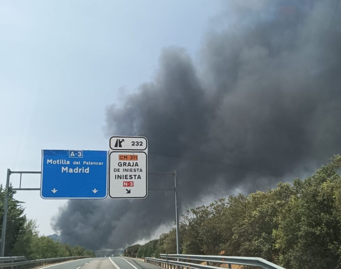 El incendio de un camión cargado de gasoil provoca gran cantidad de humo