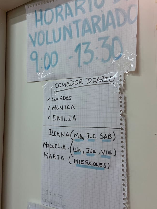 La distribución de trabajo entre los voluntarios.