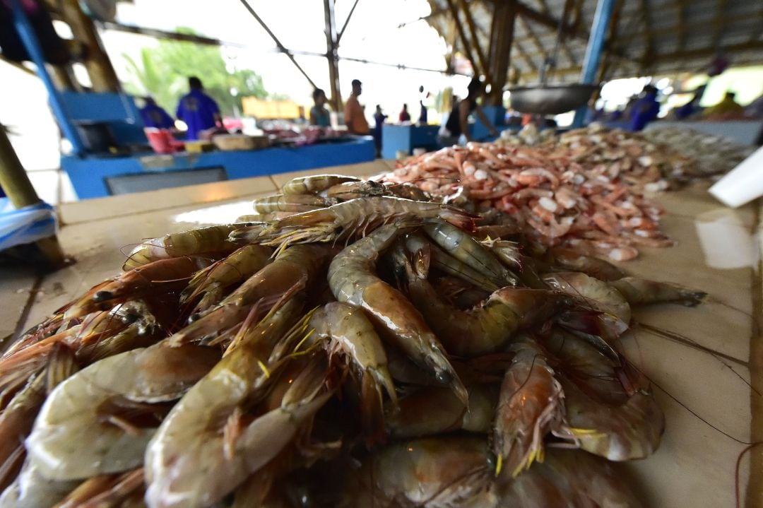 Unos camarones se venden en el mercado de Playita Mia en Manta, Ecuador